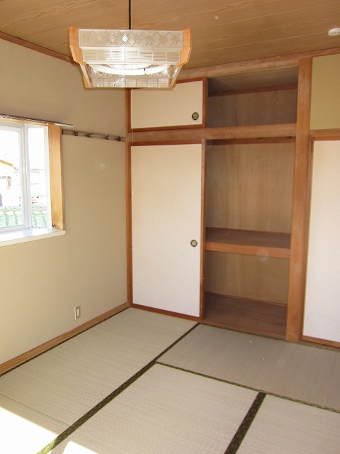 Living and room. It is housed in the Japanese-style room (1)! !