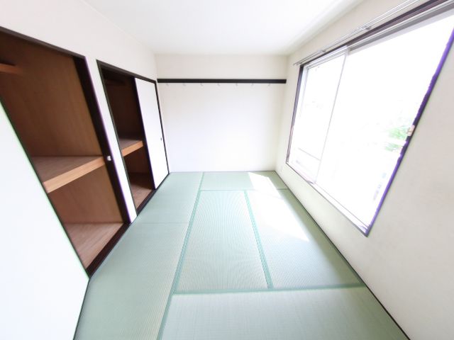 Living and room. Japanese-style room 6 quires New tatami