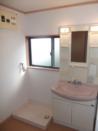 Washroom. Washbasin with shower ・ Laundry Area