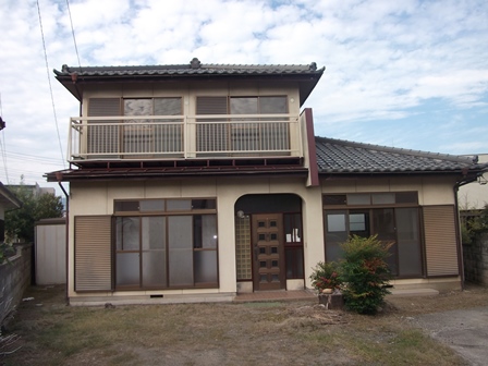 Building appearance. On-site storeroom available