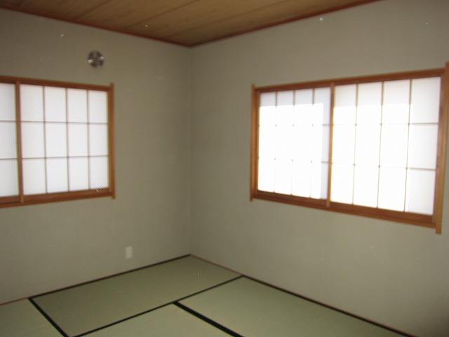 Living and room. Japanese-style room (2) 6 is a Pledge. There are windows in two places.