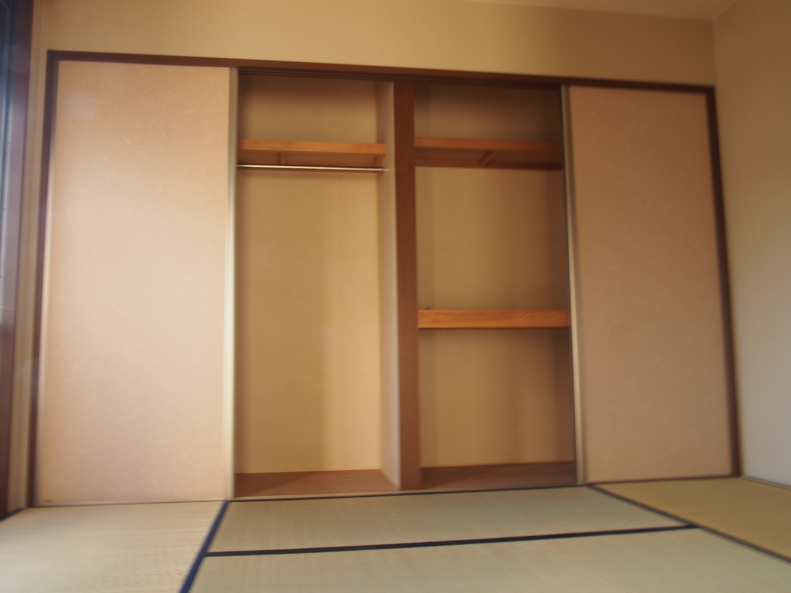 Receipt. Large storage of Japanese-style room. Convenient with a hanger pipe.