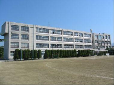 Junior high school. Futaba 2800m until junior high school