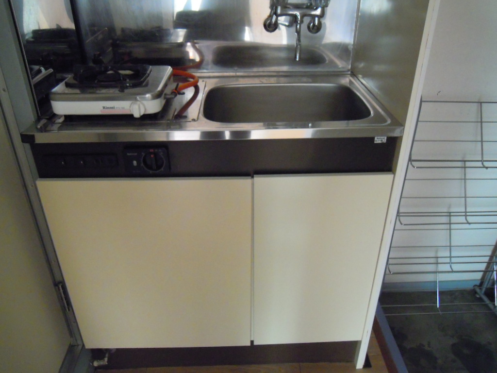 Kitchen. 1-neck with stove