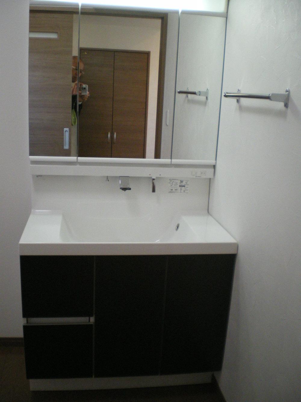 Wash basin, toilet. Indoor (11 May 2011) Shooting