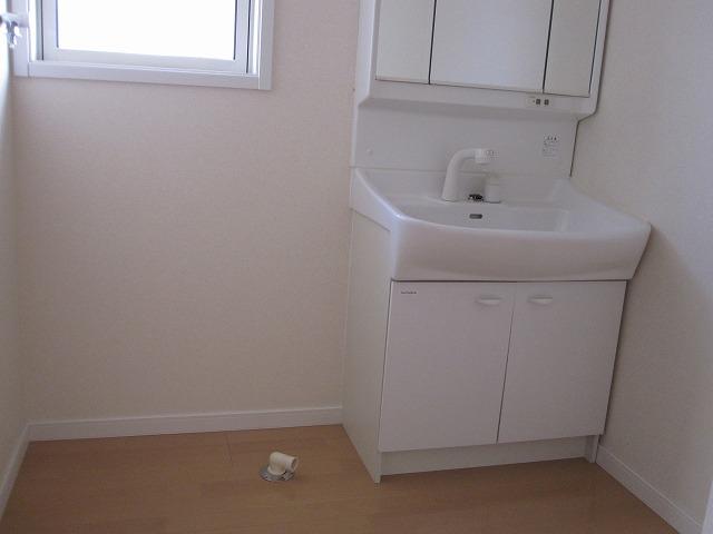Wash basin, toilet. Indoor (11 May 2012) shooting