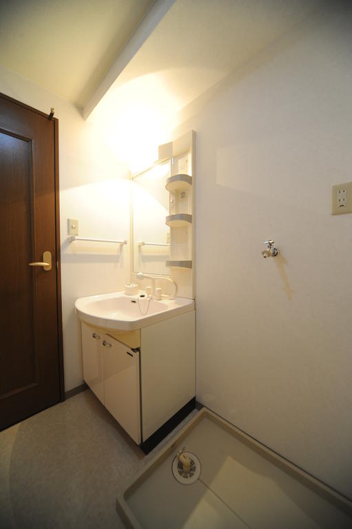 Washroom. Spacious basin space.