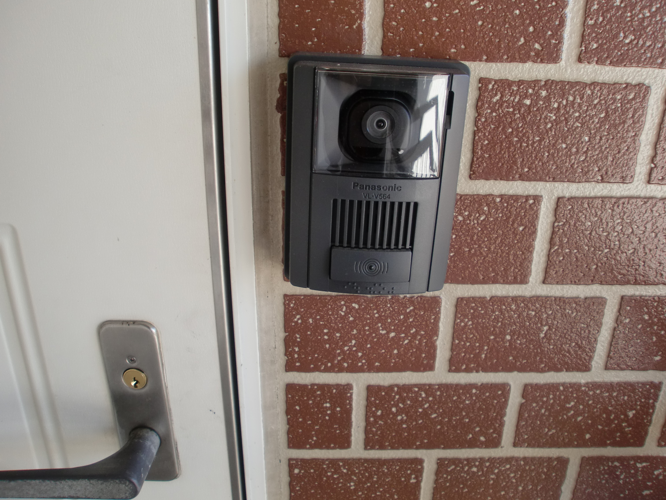 Entrance. TV with intercom