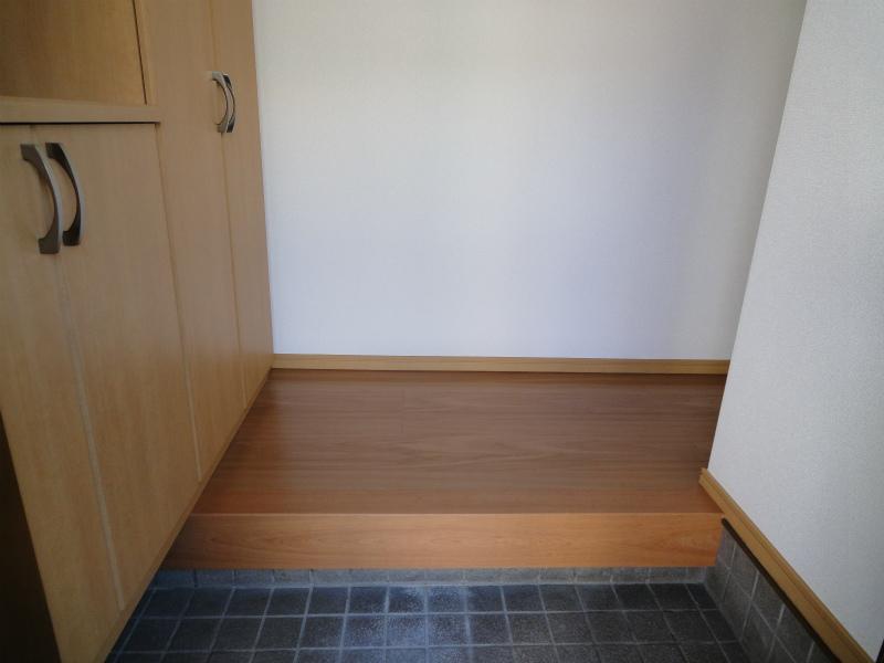 Entrance. It is the entrance with a new shoe closet.