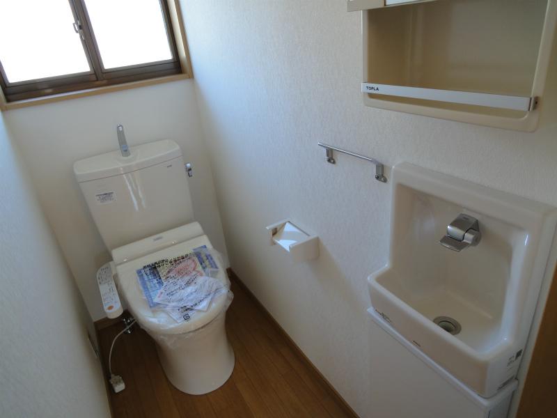 Toilet. Second floor of is with a new article has been replaced in the toilet hand washing. 