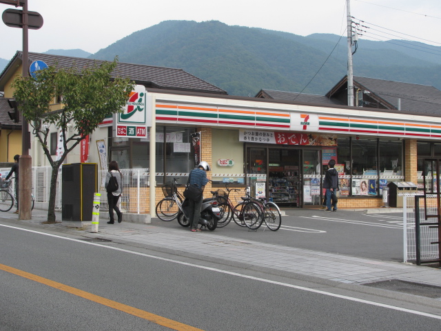 Convenience store. Seven-Eleven Kofu leading 1-chome to (convenience store) 439m