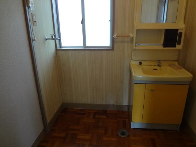 Wash basin, toilet