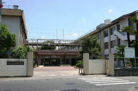 Junior high school. 2200m to Kofu Jonan Junior High School