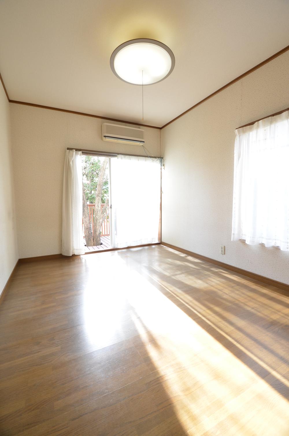 Non-living room. 1F is the west side of the six quires Western-style.