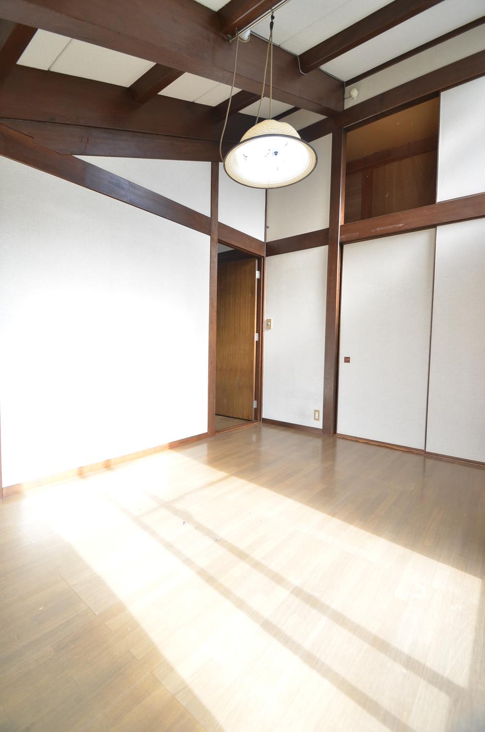 Non-living room. 2F west side is a 6-quires of Western-style.
