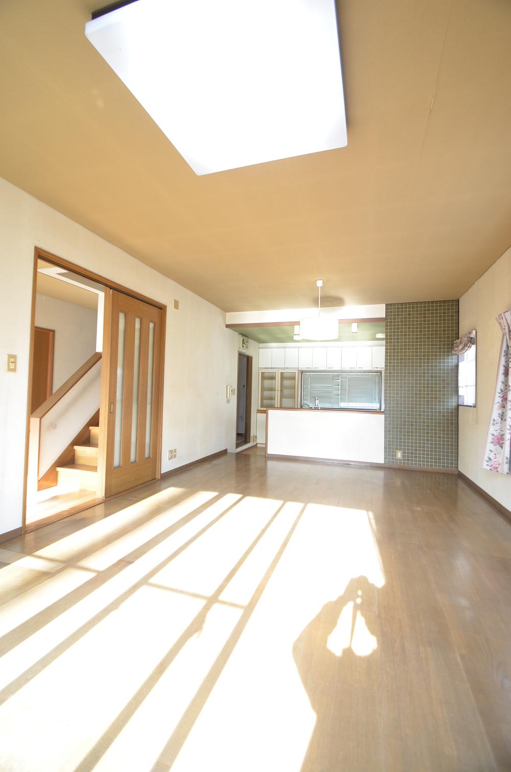 Living. In the space of spacious 17 Pledge, You can spend moments of family gatherings.