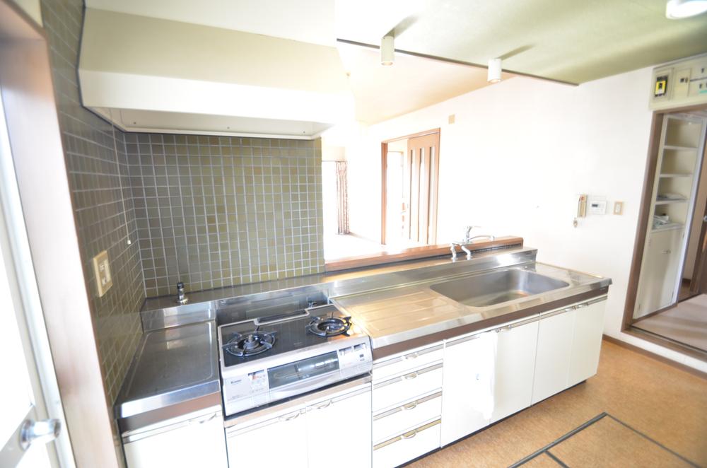Kitchen. You can cook while watching the state of living of the family because it is counter kitchen.