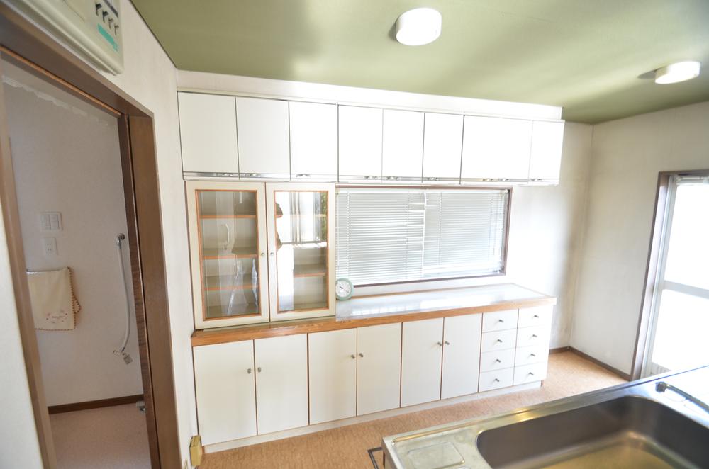 Kitchen. Since the shelf with the preparation for the kitchen can be plenty of storage you Katazuki kitchen clean.