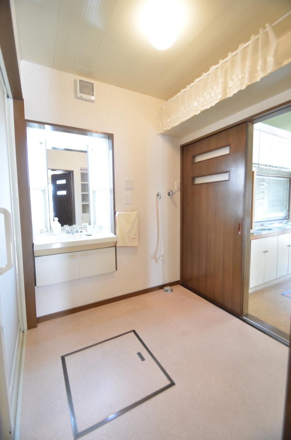 Wash basin, toilet. kitchen ・ Vanity room ・ Bathroom, you can move is on a straight line smoothly.