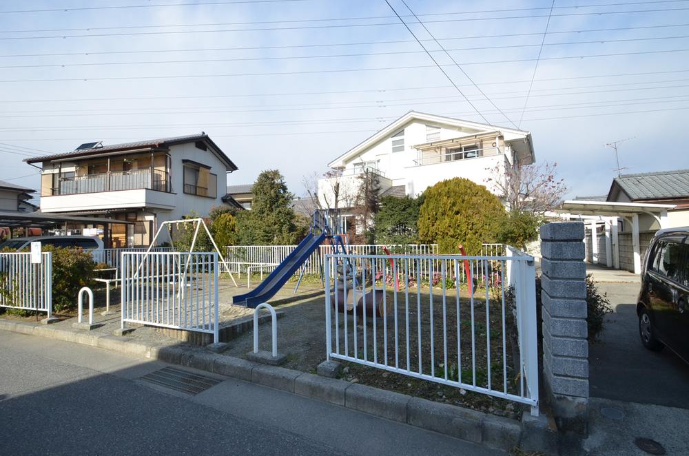 Local photos, including front road. The property is there is a distance between even neighboring building while located in the residential area because the south is in the park, It is open.