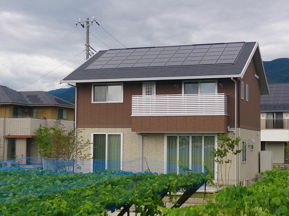 Local appearance photo. Solar power generation systems equipped with 3.06Kw