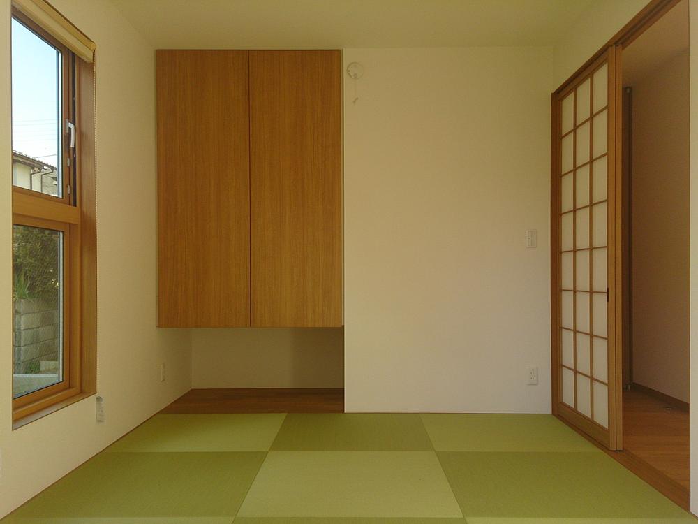 Non-living room. Tatami space adjacent to the living room