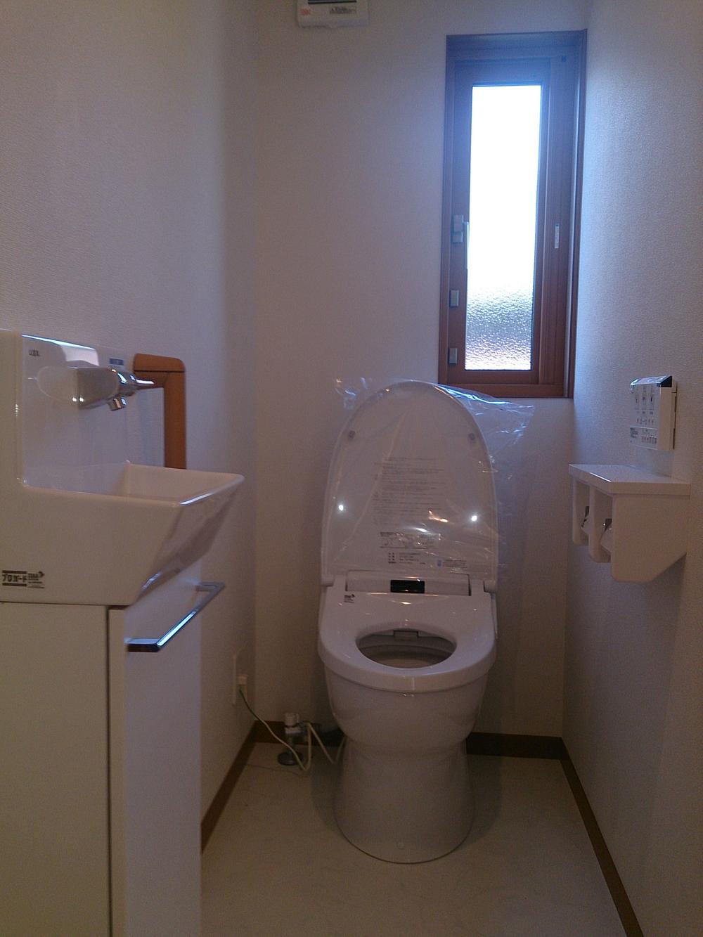 Toilet. Hand-wash facilities ・ Storage Yes