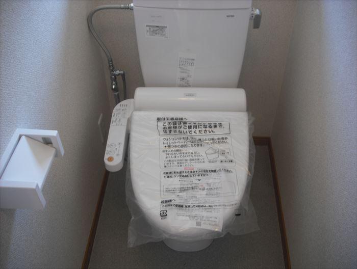 Toilet. Hot-water cleaning toilet seat heating function
