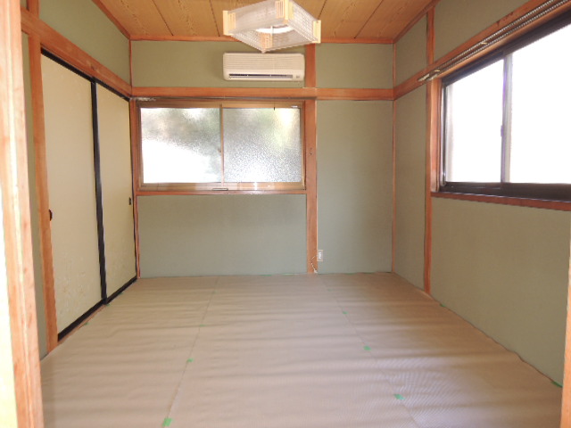 Other room space. The north side of the Japanese-style room