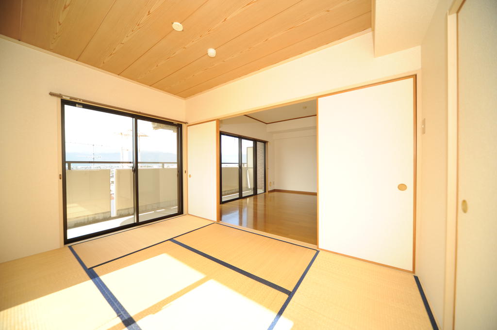 Other room space. Feel the wind from the large windows is a refreshing Japanese-style room