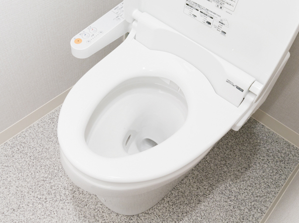 Toilet.  [Deodorizing with cleaning toilet seat] "Deodorizing" in automatic and sit on the toilet seat. After use, it will switch from "deodorizing" suction amount about twice the "power deodorizing" in automatic.