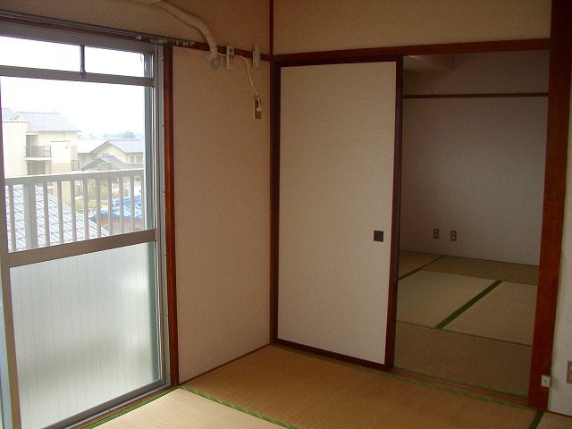 Other room space. South-facing bright rooms