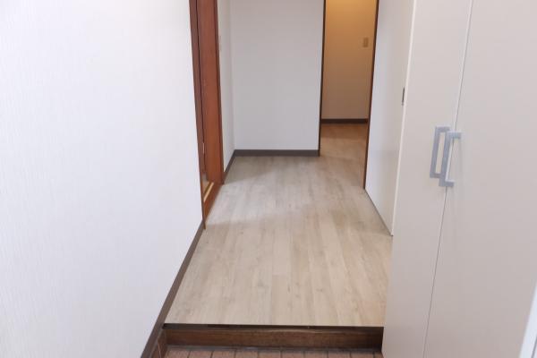 Entrance. Even floor tile finish interior corridor!  We finish the white tones