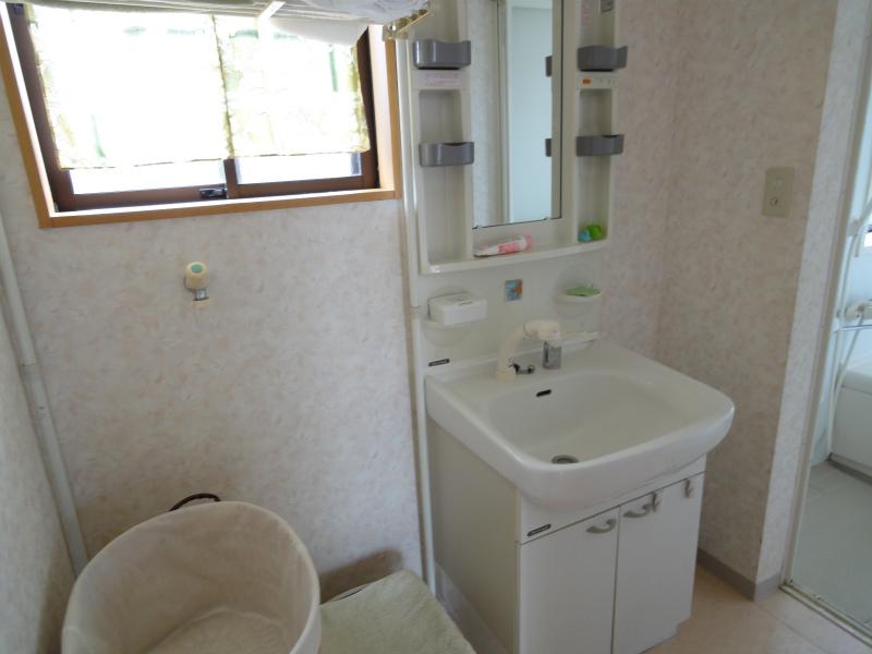 Wash basin, toilet. It has become clean at the time of renovation.