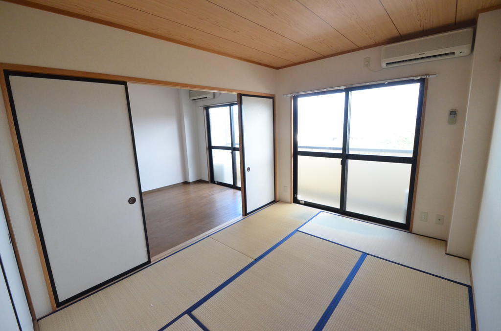 Living and room. Japanese-style air-conditioned one