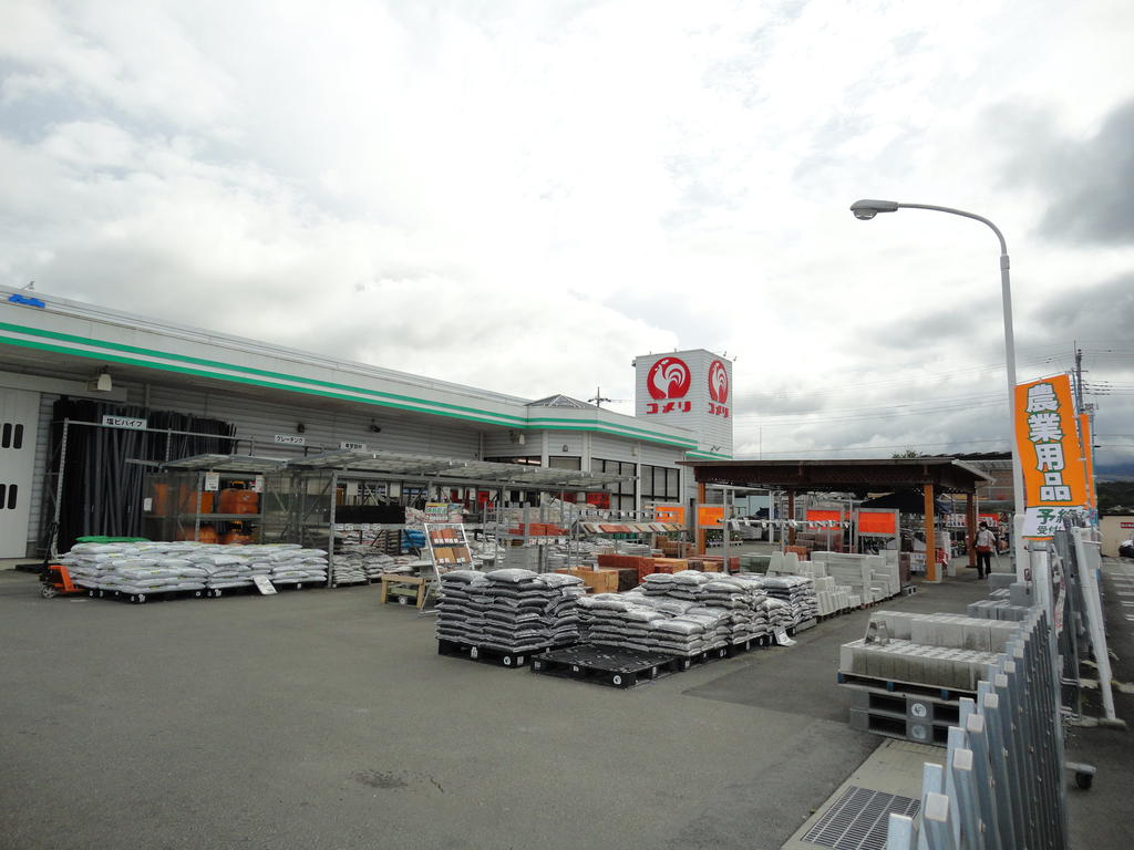 Home center. Komeri Co., Ltd. hard & Green Oshino store up (home improvement) 582m