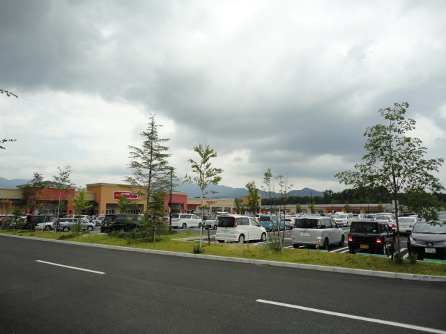 Shopping centre. Forest Mall Fujikawaguchiko until the (shopping center) 1445m