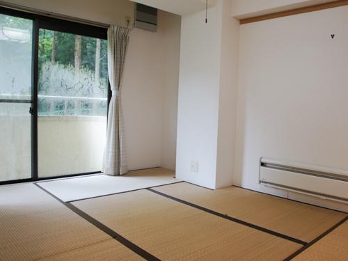 View photos from the dwelling unit. Japanese-style room with a L-shaped window