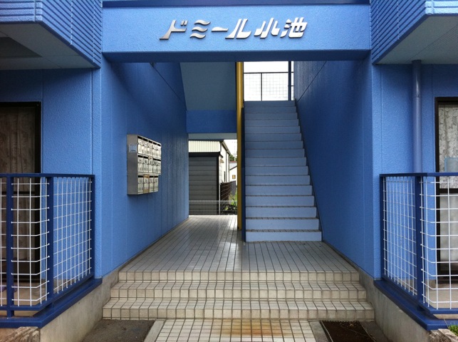 Entrance. Shared stairs