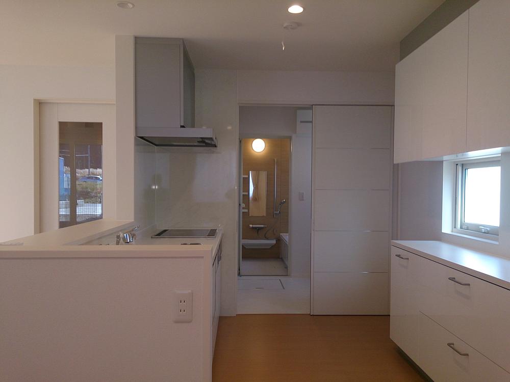 Kitchen. Housework efficiency up in the water around a straight line