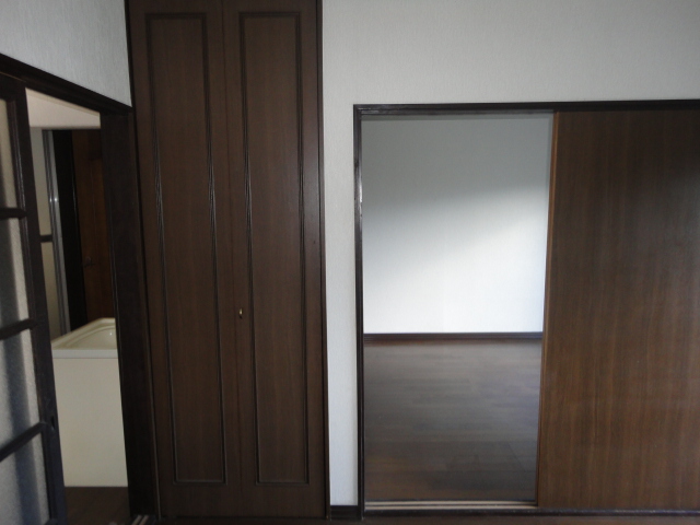 Other room space. 4.5 Pledge offers Western and Japanese-style