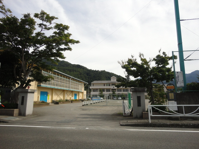 Primary school. Tsuru to Municipal 禾生 first elementary school (elementary school) 298m