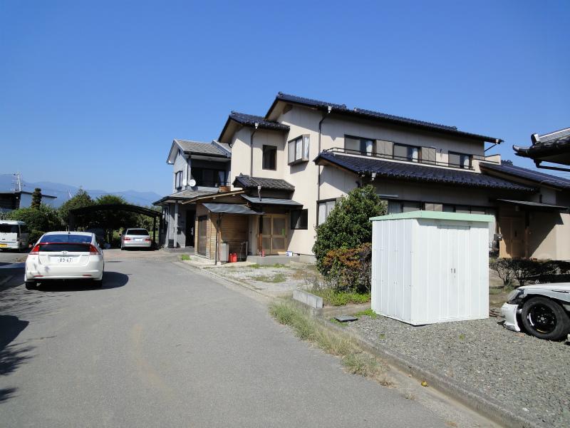 Local photos, including front road. Front road of spacious 6m